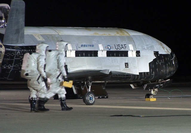 The-first-X-37B-lands-in-California-in-December-2010.-Air-Force-photo..jpg