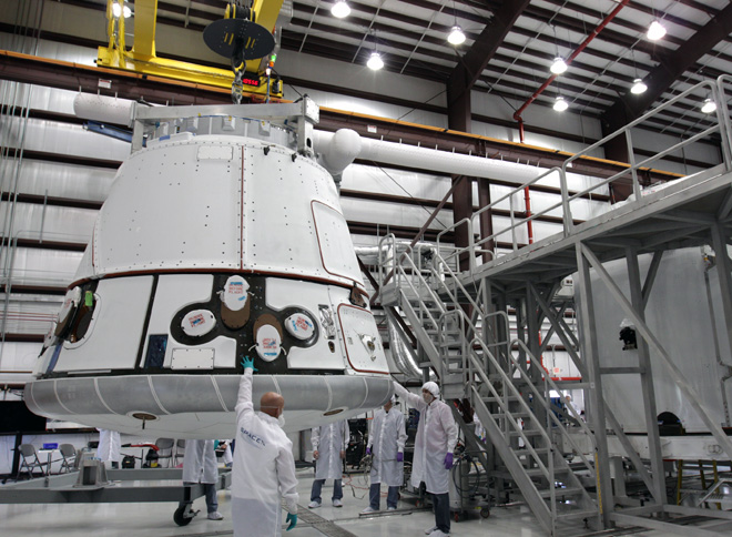 spacex-dragon-capsule-hangar-lift-nasa-kim-shiflett-.jpg