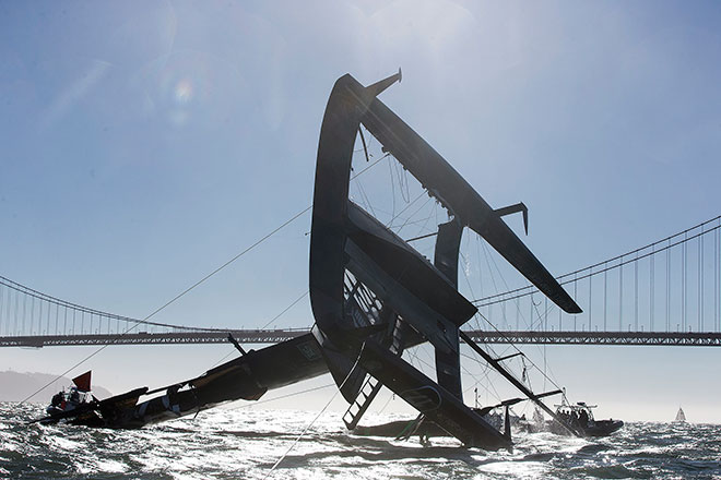Oracle-Racing-AC72-capsize-05.jpeg