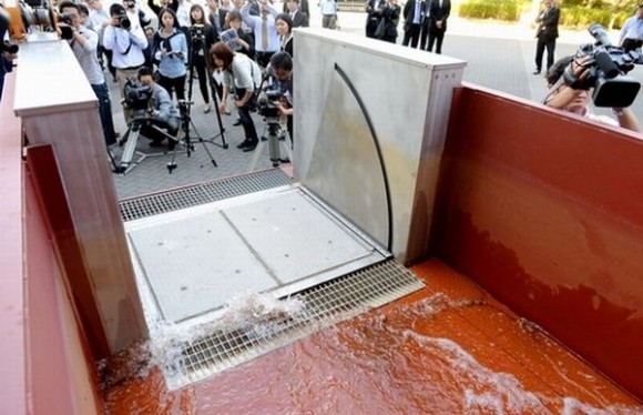 Japan-flood-prevention-system-flap-gate_2-580x374.jpg